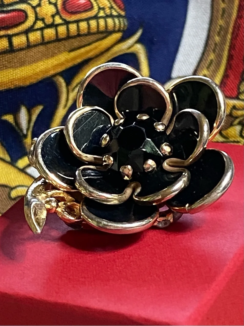 ✨Gold-Tone Black Flower Statement Broch ✨